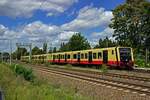 Auf den meisten Linien, die ber den Berliner S-Bahn-Ring fahren sind die neuen Fahrzeuge der Baureihen 483 und 484 unterwegs. 483 013 fhrt hier einen Dreiviertelzug der Linie S8 in Richtung Grnau.