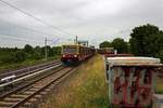 Ein Dreiviertelzug der Baureihe 485 erreicht am 01.07.2020 als S85 nach Grnau Plnterwald, whrend auf dem anderen Gleis ein weiterer Zug in Richtung Pankow ausfhrt.