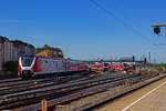 Whrend 490 100 den Bahnhof Hamburg-Altona verlsst und als S31 in Richtung Harburg aufbricht, stehen in der Aufstellanlage zahlreiche weitere Zge der neuen Baureihe 490 und warten auf Aufgaben im abendlichen Berufsverkehr.