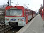 VT 2.42 der Altona-Kaltenkirchen-Neumnster Eisenbahn AG (akn), ein Zug der Baureihe VT 2E, steht am 30.3.2013 am Bahnsteig der akn in Elmshorn nach Ulzburg Sd bereit.