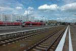 400 Meter lange Bahnsteige hat der Bahnhof Berlin-Lichtenberg zu bieten und die waren einst auch ntig. Lichtenberg war nmlich der erste ICE-Bahnhof Berlins, lange bevor die Stadtbahn elektrifiziert oder der Nord-Sd-Tunnel gebaut wurde. Heute ist Lichtenberg nicht mehr als ein etwas dezentraler Nahverkehrsbahnhof, der noch dazu nur bei Umleitungen als Durchgangsbahnhof genutzt wird, in der Regel wird gewendet. Das bleibt auch so, zumindest fr die nchsten etwa zwei Jahre, bis der nrdliche Regionalbahnsteig am Ostkreuz von den Zgen aus Kostrzyn genutzt werden kann, die dann zumindest ein bisschen weiter in Richtung Stadtzentrum vorstoen. Dafr werden zwei Linien gnzlich aus Lichtenberg verschwinden und in Knigs Wusterhausen bzw. Eberswalde enden.
Auch fr die Triebwagen der Baureihe 646 geht es in Nordostdeutschland langsam bergab. Die Linie RB12, die 646 030 (einer der polentauglichen 646er, das Przewozy Regionalne-Schild in der Frontscheibe war allerdings abgedeckt), geht 2015 an die NEB und der RE6 durch die Prignitz wird ab 2016 mit 648er aus NRW bedient. Am 4.6. war das Einrcken eines 646 ins alte BW Lichtenberg allerdings noch ein alltglicher Vorgang.