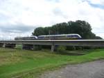 Eine Doppeltraktion unerkannt gebliebener Lints der Nord-Westbahn berquert am 23.08.2010 die Hammer Rheinbrcke.