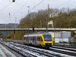 HLB-Lint VT 2??.? rangiert am leicht verschneiten Morgen des 12.2.2020 in Siegen Hbf. Im Hintergrund überquert die B 54 die Gleise, um die Siegener Innenstadt mit der Hochstraße zu verbinden.