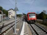 Eine zweiteilige Garnitur Regioshuttles (650 115 am Ende) fuhr am 13.10.2012 die Regionalbahn von Ulm nach Crailsheim, hier bei einem Kreuzungshalt in Jagstzell.