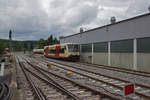 Nachdem mir VT 212 schon vorher am Tag in Burladingen begegnet war, ist der Triebwagen hier auf dem Rckweg nach Sigmaringen im Bahnhofsbereich von Gammertingen unterwegs.