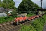 Mit einigen leeren Flachwagen ist 294 723 am 28.07.23 in Oberhausen-Osterfeld unterwegs.