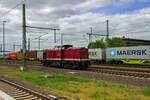 Mit der bordeauxroten Farbgebung sieht 298 135 fast aus wie zu Beginn ihrer Einsatzzeit als 110 135 der Deutschen Reichsbahn. Am 17.05.23 fuhr die Lok durch Magdeburg Hauptbahnhof.