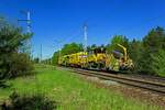 Eine Bettungsreinigungsmaschine und eine Stopfmaschine sind am 08.05.23 etwas n�rdlich des S-Bahnhofs Wuhlheide auf dem Berliner Au�enring unterwegs.