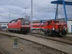 Der kleine Dieselmoppel 333 670 und 120 202,am 17.Dezember 2011,im Heimatbw Rostock.