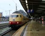 Weihnachtssonderzug mit der Systemtechnikzuglok 103 222-6 bei der Einfahrt in den Bremer Hauptbahnhof.