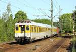 Der DB Systemtechnik Schallmesszug mit Schublok 6 120 501 rauscht hier auf dem Weg nach Emden durch Schleswig. 04.06.2015