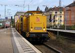 DB Bahnbau 203 315-7 dieselt hier mit einer Stopfmaschine durch den Hbf Koblenz.