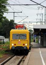 Morgens noch verpasst und Abends dann erwischt den ORT 708 330-6 der hier munter über Gleis 3 durch Elmshorn dieselt....16.06.2015