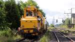 DB Bahnbau Gruppe Bauzug abgestellt in Jbek bei Schleswig. 09.07.2022