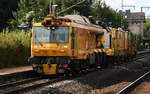 Die Linsinger Schienenfräse SF 03 FFS mit Mannschafts/Gerätewagen(umgebauter DGS 62N)und dem Auffangwagen bei der Durchfahrt in Jübek.