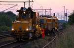 Vorbereitung auf die nächtlichen Gleisarbeiten...Unimat 09-32/4-S und eine SSP 334/USP 2000 SWS(97 16 32 009 17-3) der DB Bahnbaugruppe stehen im Ausweichgleis im/am Bhf Jübek, dort sollen 3