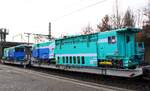 Plasser & Theurer Stopmaschine 09-16/CST auf P&T eigenen Transportwagen des Typs Uaais 005 + 006. Hamburg-Harburg 15.01.2022