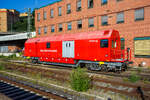 Der Koblenzer Hilfszug-Wagen 99 80 9370 061-0 D-DBMP der DB InfraGO AG (ex DB Netz AG / DB Netz Notfalltechnik) steht am 01 Juli 2025 beim Hauptbahnhof Koblenz. 

Der Hilfszug AOC - ANWENDUNGSORIENTIERTER CONTAINER:
Der Hilfszug ist eine fahrende Werkstatt und bietet ein hervorragendes Raumangebot für Gerät und Mannschaft. Die Wechselaufbauten können im Falle einer Revision des Trägerwagens einfach auf ein anderes Trägerfahrzeug umgesetzt werden. Dadurch spart man das mühsame und vor allem zeitintensive Umladen des gesamten Equipments von einem zum anderen Wagen.

Dieses neuartige System aus Wechselaufbau und Trägerwagen heißt in der Fachsprache AOC/MTF (Anwendungs Orientierter Container kombiniert mit einem Multifunktionalen – oder auch modularem TrägerFahrzeug). Die Wechselbehälter haben Falttüren, einen geraden Boden und zwischen diesem und der Tiefladefläche sind zusätzliche Staukästen eingebaut worden. Diese bieten z.B. der Aufgleisbrücke einen idealen gleisnahen Platz. Die Toilettenanlage wurde mit einer umweltfreundlichen Verbrennungstoilette realisiert.

Das Trägerfahrzeug/Wagen (MTF) wurde von dem slowakischen Güterwagenhersteller Tatravagónka A.S. gebaut, wobei die Drehgestelle von ELH Eisenbahnlaufwerke Halle sind.
Der Wechselaufbau (AOC) ist von Gföllner Fahrzeugbau und Containertechnik GmbH St.Georgen (Österreich)

TECHNISCHE DATEN:
Spurweite: 1.435 mm
Anzahl der Achsen: 4 (in 2 Drehgestellen)
Länge über Puffer: 18.240 mm
Drehzapfenabstand: 11.790 mm
Achsabstand im Drehgestell: 1.800 mm
Laufraddurchmesser: 920 mm (neu)
Höchstgeschwindigkeit: 100 km/h (beladen gem. Lastgrenzraster S) / 120 km/h (beladen gem. Lastgrenzraster SS oder leer)
Kleinster befahrbarer Radius: R 75 m
Leergewicht: 23.500 kg
Max. Ladegewicht nach Lastgrenzraster S: 48,5 t ab Streckenklasse B
Max. Ladegewicht nach Lastgrenzraster SS: 40,5 t ab Streckenklasse A
Bremse: KE-GP-A
Bremssohle: C 810
Handbremse: an einem Drehgestell
