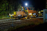 Die Baustelle Bahnhof Herdorf am Abend des 26 Oktober 2025 (ab 21:10 Uhr). Nach jedem Stopfdurchgang, wie hier von der P & T UNIMAT 09-4x4/4S E� (eine Nivelier-, Hebe-, Richt- und Universalstopfmaschine), der neuen Weiche 3 folgt eine Schotterplaniermaschine. So ist es hier die Schnell-Schotterplaniermaschine SSP 110 SW, D-ERB 99 80 9425 039-1 der Eiffage Infra-Rail GmbH (Herne), ex 97 16 40 546 17-4 der Heitkamp GmbH Herne (sp�ter Eiffage Rail), im Einsatz.

Der Schotterpflug wurde 1995 von der Deutschen Plasser unter der Fabriknummer 591 gebaut. 

TECHNISCEN DEATEN der Schotterplaniermaschine SSP 110 SW:
Spurweite: 1.435 mm (Normalspur)
Achsanzahl: 2
L�nge �ber Puffer: 17.230 mm
Achsabstand: 8.100 mm
Eigengewicht: 37 t
Anh�ngelast: 20 t
H�chstgeschwindigkeit: 90 km/h
Zugelassen zur Mitfahrt:  3 Personen
Kleinster befahrbarer Kurvenradius:  R 120 m      
Zugelassen f�r Streckenklasse: B1 und h�her