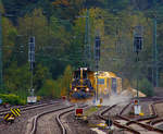   Im Einsatz am 18.10.2020 in Betzdorf (Sieg), die Plasser & Theurer Schnellschotterplaniermaschine SSP 110 SW, Schweres Nebenfahrzeug Nr.