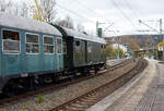 Der dreiachsige Dienstwagen D-EFSK 75 80 93-25 016-2, Gattung D3, der Eisenbahnfreunde Treysa e.V, ex DB 8416 Ksl Dienst 3yg (B3yg), am 02 November 2024 im Zugverband (Zugschluss) eines Dampfpendelzugs bei einer Zugdurchfahrt in Kirchen/Sieg. 

Der Dienstwagen wurde 1954 im Aw Karlsruhe aus einem Länderwagen umgebaut. Der Wagen wird als Dienstgutwagen für Materialien und Betriebsstoffe genutzt (Dampflokbegleitwagen). für das Lokpersonal sind Schlaf Möglichkeiten vorhanden.

TECHNISCHE DATEN:
Spurweite: 1.435 mm
Länge über Puffer: 13.300 mm
Gesamtradstand: 7.900 mm 
Eigengewicht: 18 t
Höchstgeschwindigkeit: 100 km/h