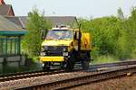 Zweiwegefahrzeug Unimog 1650 Kleinwagennr.97 59 99513 60-2 bei Sprüharbeiten aufgenommen im Bhanhof von Schleswig.