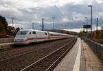 Der ICE 1 – Tz 163, geführt von dem Triebkopf 401 063-3 und am Zugschluss 401 563, fährt am 26.10.2021 durch den Bahnhof Amstetten (Württ) in Richtung Stuttgart.