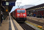 Die 185 361-3 (91 80 6185 361-3 D-DB) der DB Cargo AG f�hrt am 27.04.2023  mit einem gemischten G�terzug durch den Bahnhof Bamberg.