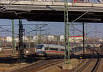 412 006, der auf den Namen  Martin Luther  getauft ist, taucht am 25.02.19 aus dem Gleisgewirr des Berliner Nordkreuzes unmittelbar stlich des Bahnhofes Gesundbrunnen auf.