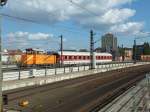 Manchmal ist sogar der Verkehr auf der dichtbelegten Berliner Stadtbahn interessant: Die von DB Fernverkehr im Rangierdienst eingesetzte northrail-352 105 bringt einen Liegewagen vermtl.