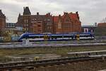 Jenseits der S-Bahn-Gleise fhrt 632 026 von Templin kommend in Berlin-Ostkreuz ein.