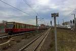 W�hrend im Hintergrund ein ICE 2 auf die Weiterfahrt zum Ostbahnhof wartet, f�hrt ein 480-Vollzug in Richtung Friedrichshagen aus.