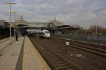 Ein unerkannt gebliebener 406 durchfährt aus den Niederlanden kommend den Düsseldorfer Flughafenbahnhof.