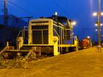 261 671-2 und 365 695-6 (beide Aggerbahn AVOLL) stehen mit Flachwagen mit Baugerät abstellt am Ende eines Bahnsteiges in Düsseldorf Hbf, 15.2.14.