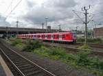 Eine Doppeltraktion 423er mit 423 037 an der Spitze verlässt als S11 zum Flughafen den Düsseldorfer Hauptbahnhof.