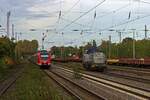 Die DE 508 von RheinCargo (92 80 4185 033) liefert sich am 27.10.22 ein Wettrennen mit einer aus D�sseldorf-Rath ausfahrenden S6 (422 060 und ein weiterer 422).