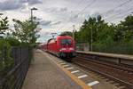 182 006 steht mit einem RE1 nach Frankfurt im Bahnhof von Erkner.