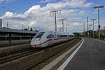 Auf der Fahrt in Richtung Hamburg hat der ICE-Triebzug 9496 soeben nach einem Zwischenhalt in Essen Hauptbahnhof die Fahrt wieder aufgenommen.