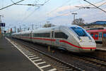 Der ICE 4, Tz 9018   Freistaat Bayern  f�hrt am 17.04.2023 durch den Bahnhof Frankfurt am Main S�d, 