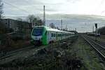 Auf dem erst rund ein Jahr zuvor eingefhrten Ast der S9 nach Recklinghausen erreicht 3429 024 Gladbeck-West, whrend auf einem der Gtergleise zur rechten 186 510 mit einem kurzen Gterzug auf die