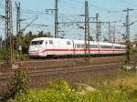 401 070 fährt hier am 13.08.14 mit ordentlich Tempo in Göttingen ein.