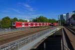 Whrend die Ablsung in Form der Baureihe 490 im Hintergrund verschwindet, rollen die Oldtimer 472 031 und 472 017 an den Bahnsteig in Hamburg-Dammtor.