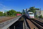 Whrend im Fernverkehr ein rund 30 Jahre altes Fahrzeug unterwegs ist, rollt die Hamburger S-Bahn mit einem brandneuen Triebwagen vorbei. Trotz des Altersunterschieds legt der 401 deutlich lngere Strecken mit Leichtigkeit zurck.