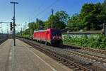 Einen leeren Containerzug hatte 187 153 am Haken, als die Lok am 05.08.2020 durch Hamburg-Harburg rollte.