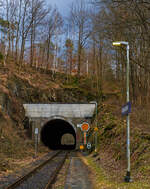 Der 137 m lange Herdorfer Tunnel hier am 18.03.2023 vom Hp K�nigsstollen gesehen.