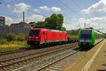 W�hrend der st�rungsbedingt bereits in Hilden wendende S-Bahn-Triebwagen 422 026 auf die R�ckfahrt in Richtung Dortmund wartet, rollt 185 365 am 30.07.2022 mit einem G�terzug nordw�rts in Richtung