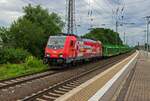 In einem farbenfrohen Design kommt die von akiem an HSL vermietete 186 382 daher, die hier einen Ganzzug aus ebenfalls sehr farbigen Autotransportwagen bei H�rth in Richtung K�ln bef�rdert.