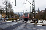 Die 146 001-3 der DB Regio NRW erreicht am 10 Januar 2025, mit dem RE 9 (rsx - Rhein-Sieg-Express) Aachen - K�ln - Siegen, den Bahnhof Kirchen/Sieg.