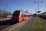 442 256 verlässt an der Spitze einer Doppeleinheit nach Aachen Köln Deutz.