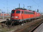 Obwohl Niemand auf dem Fhrerstand war,stand 110 491-8 aufgebgelt zusammen mit 101 038-8,am 26.Mrz 2012 vor dem Leipziger Hbf.